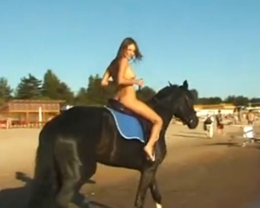 馬に乗って全裸を晒すアメリカ人女性